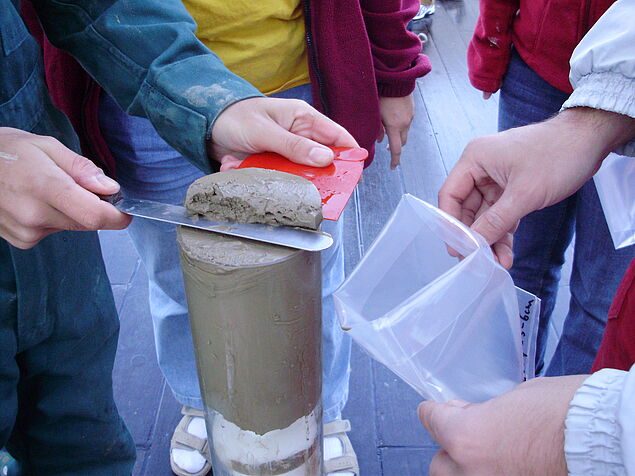 Aufbereitung eines Sedimentkernes (Copyright Annekatrin Enge)