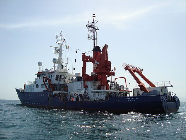 Entnahme von Meeresbodenproben mithilfe des Forschungsschiffes Poseidon (Copyright Annekatrin Enge)